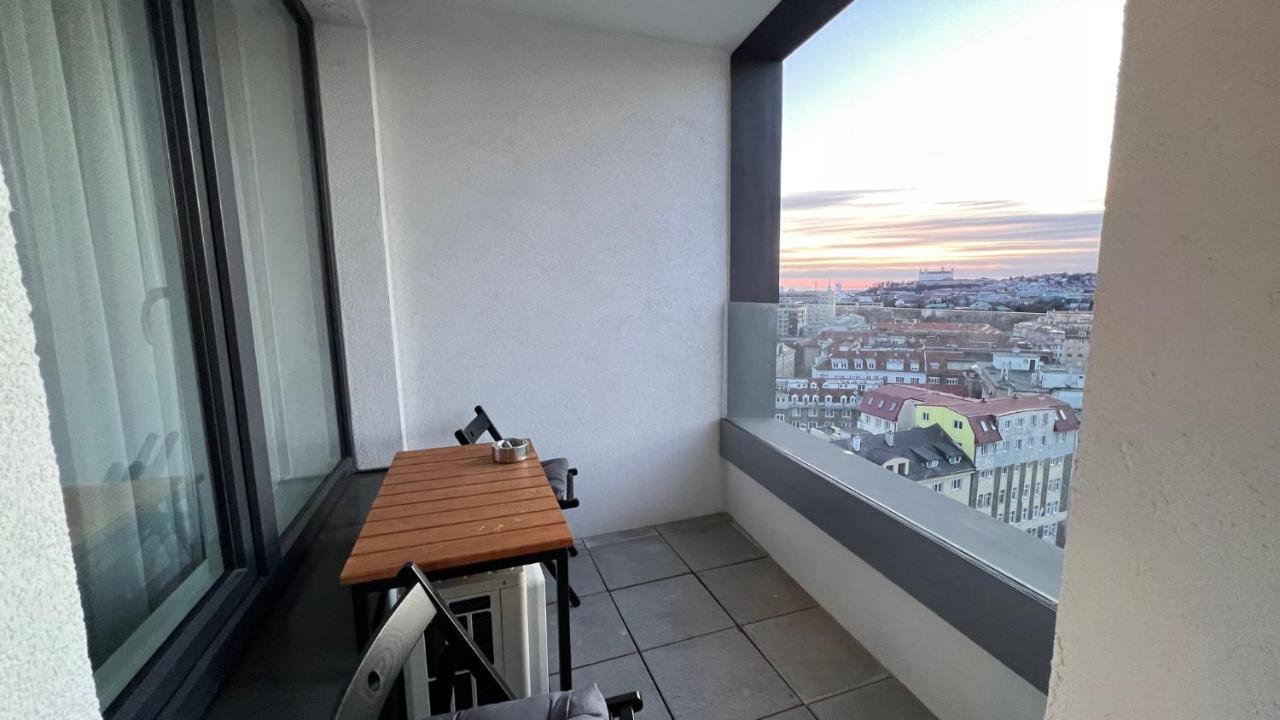 2 Room Apartment, With A View Of The Castle Братислава Екстериор снимка