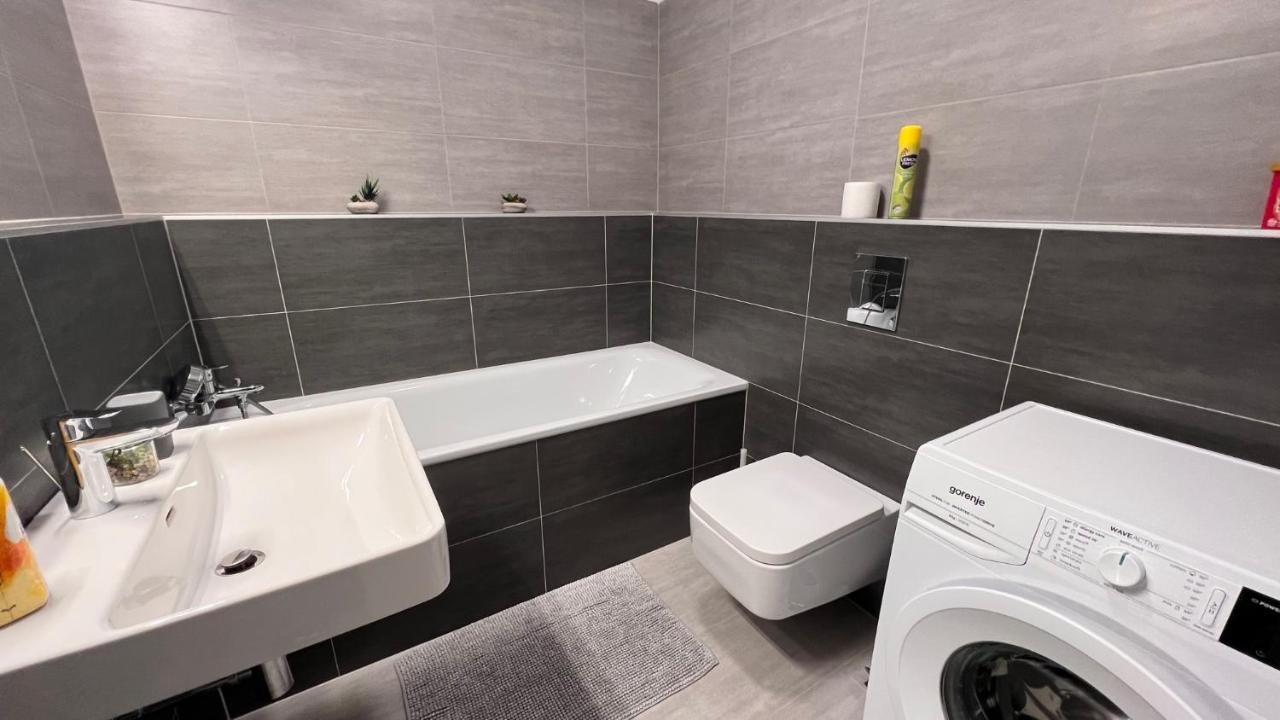 2 Room Apartment, With A View Of The Castle Братислава Екстериор снимка