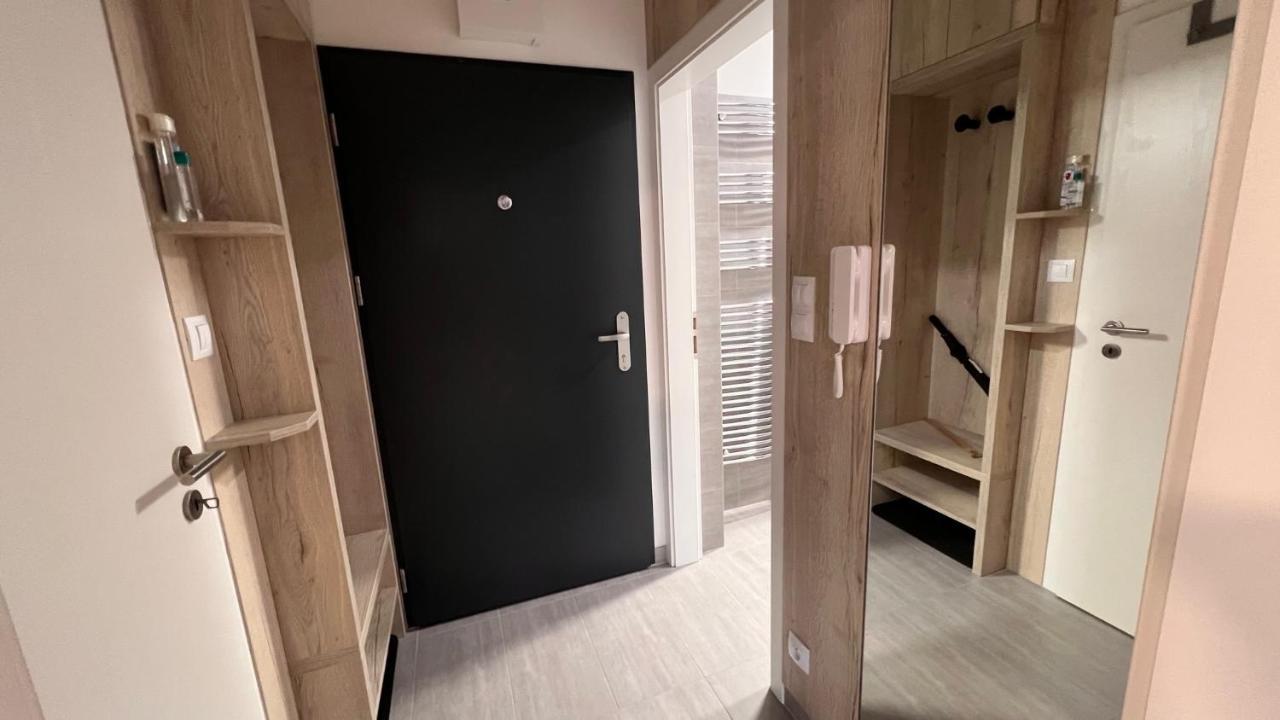2 Room Apartment, With A View Of The Castle Братислава Екстериор снимка